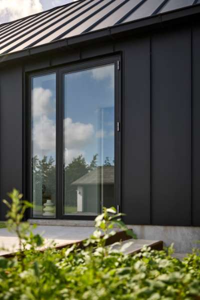 Stahldach und Fassade schaffen Rahmen für dänische Landidylle, Bøelvej 13, 6880 Tarm, Dänemark